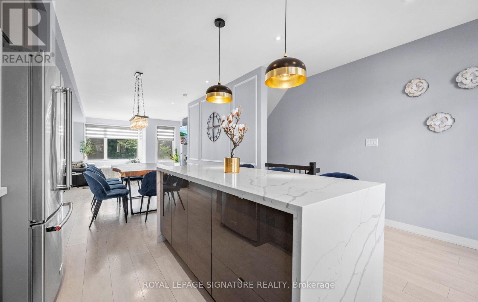 173 Sabina Drive, Oakville, Ontario  L6H 0L4 - Photo 3 - W12536484