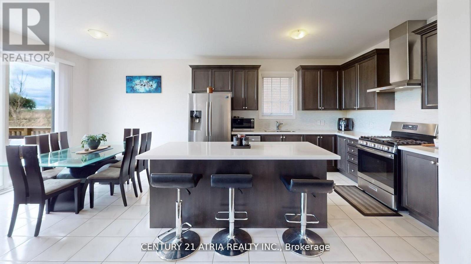 101 Bonnieglen Farm Boulevard, Caledon, Ontario L7C 4B7 - Photo 10 - W12536496