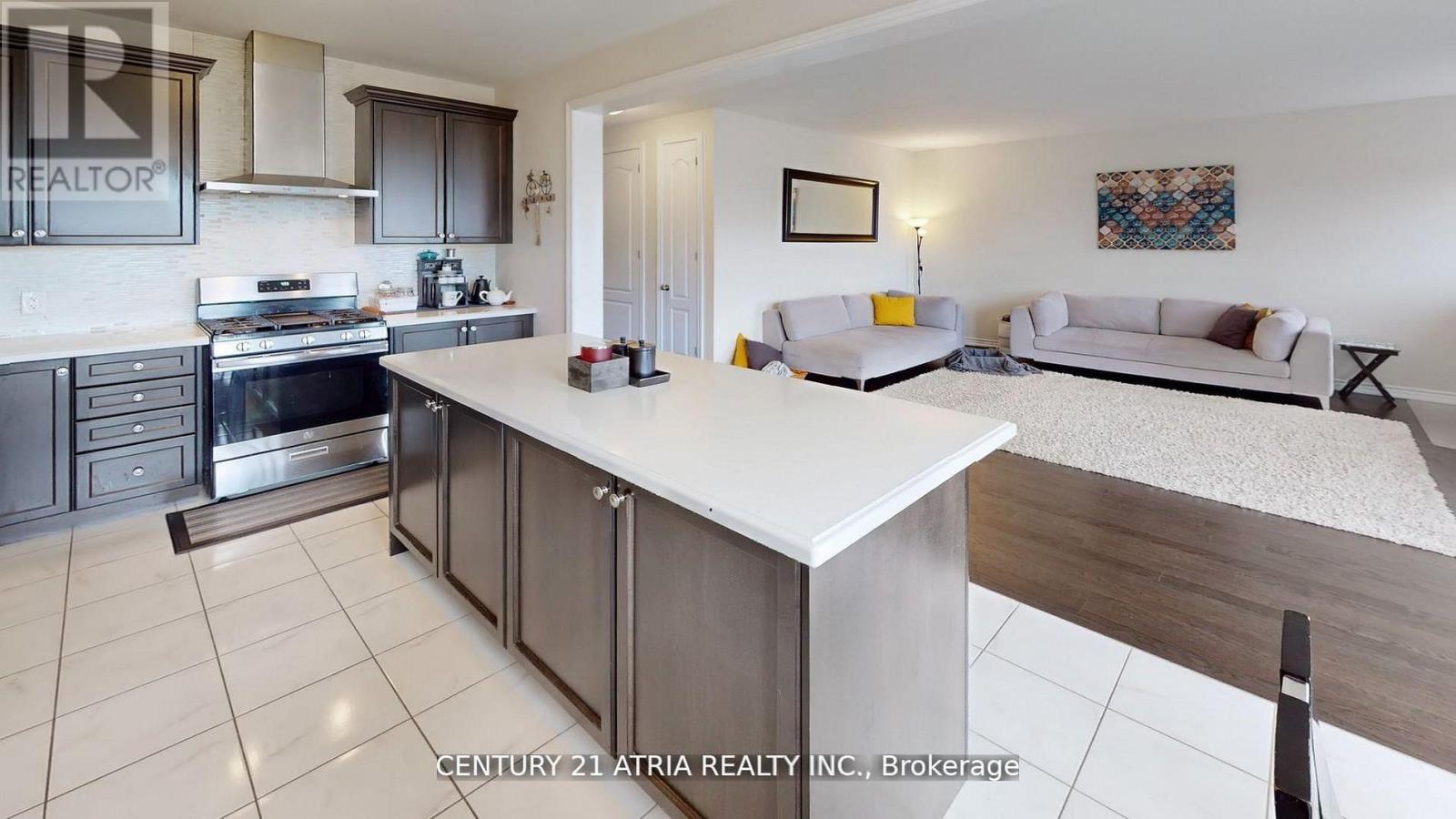 101 Bonnieglen Farm Boulevard, Caledon, Ontario L7C 4B7 - Photo 12 - W12536496