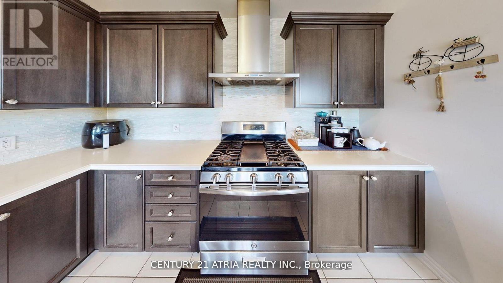 101 Bonnieglen Farm Boulevard, Caledon, Ontario L7C 4B7 - Photo 13 - W12536496