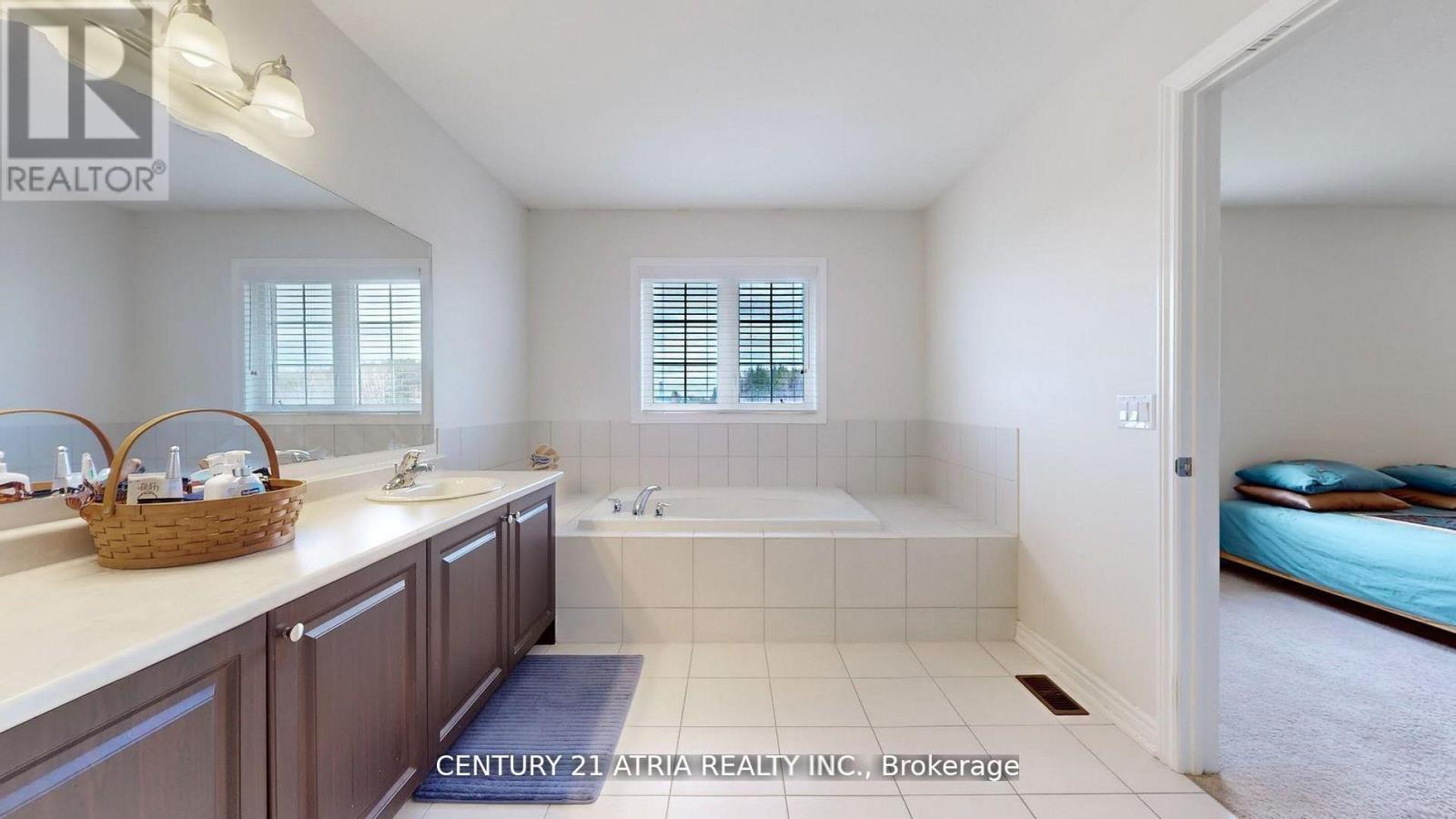 101 Bonnieglen Farm Boulevard, Caledon, Ontario L7C 4B7 - Photo 20 - W12536496