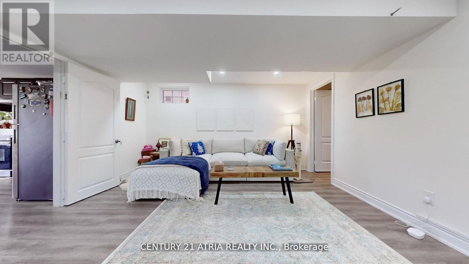 101 Bonnieglen Farm Boulevard, Caledon, Ontario L7C 4B7 - Photo 32 - W12536496