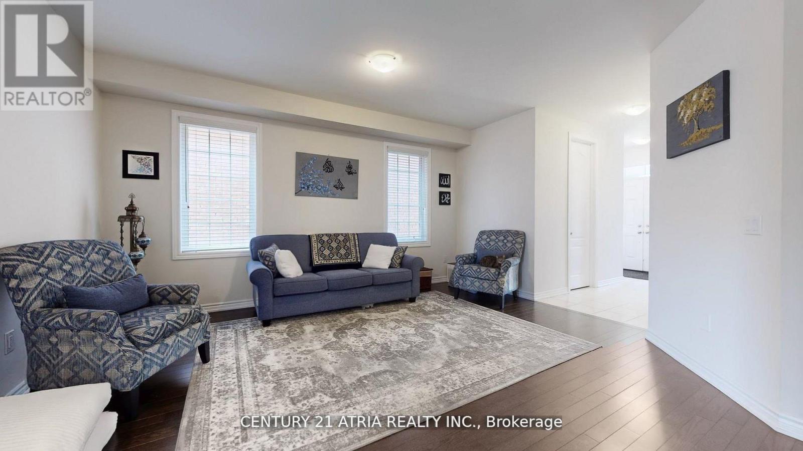 101 Bonnieglen Farm Boulevard, Caledon, Ontario L7C 4B7 - Photo 4 - W12536496