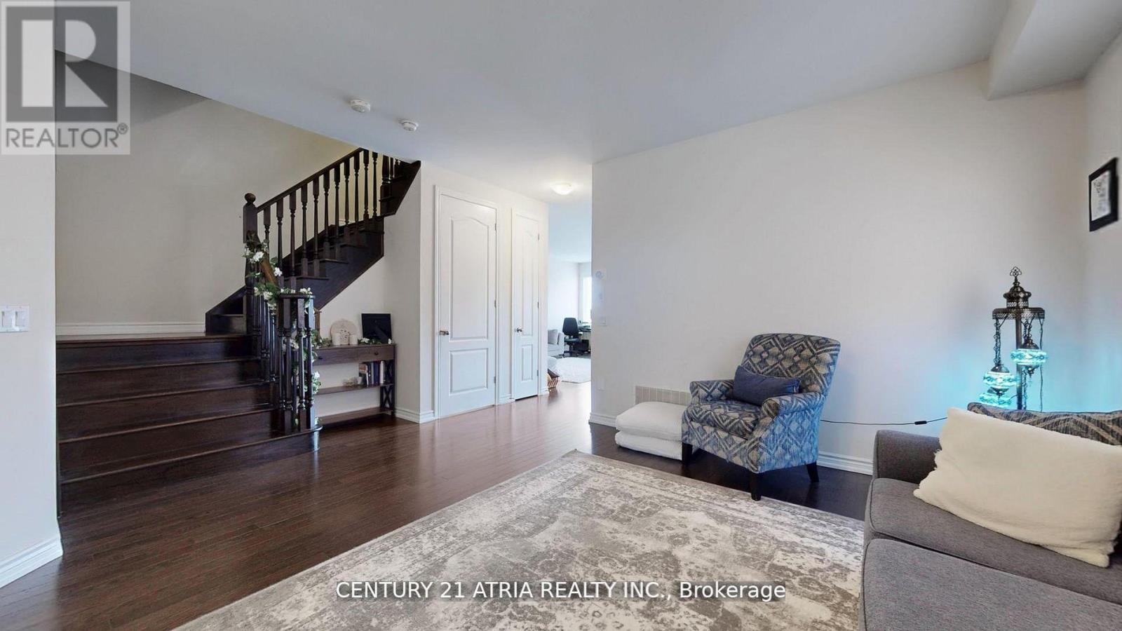 101 Bonnieglen Farm Boulevard, Caledon, Ontario L7C 4B7 - Photo 5 - W12536496