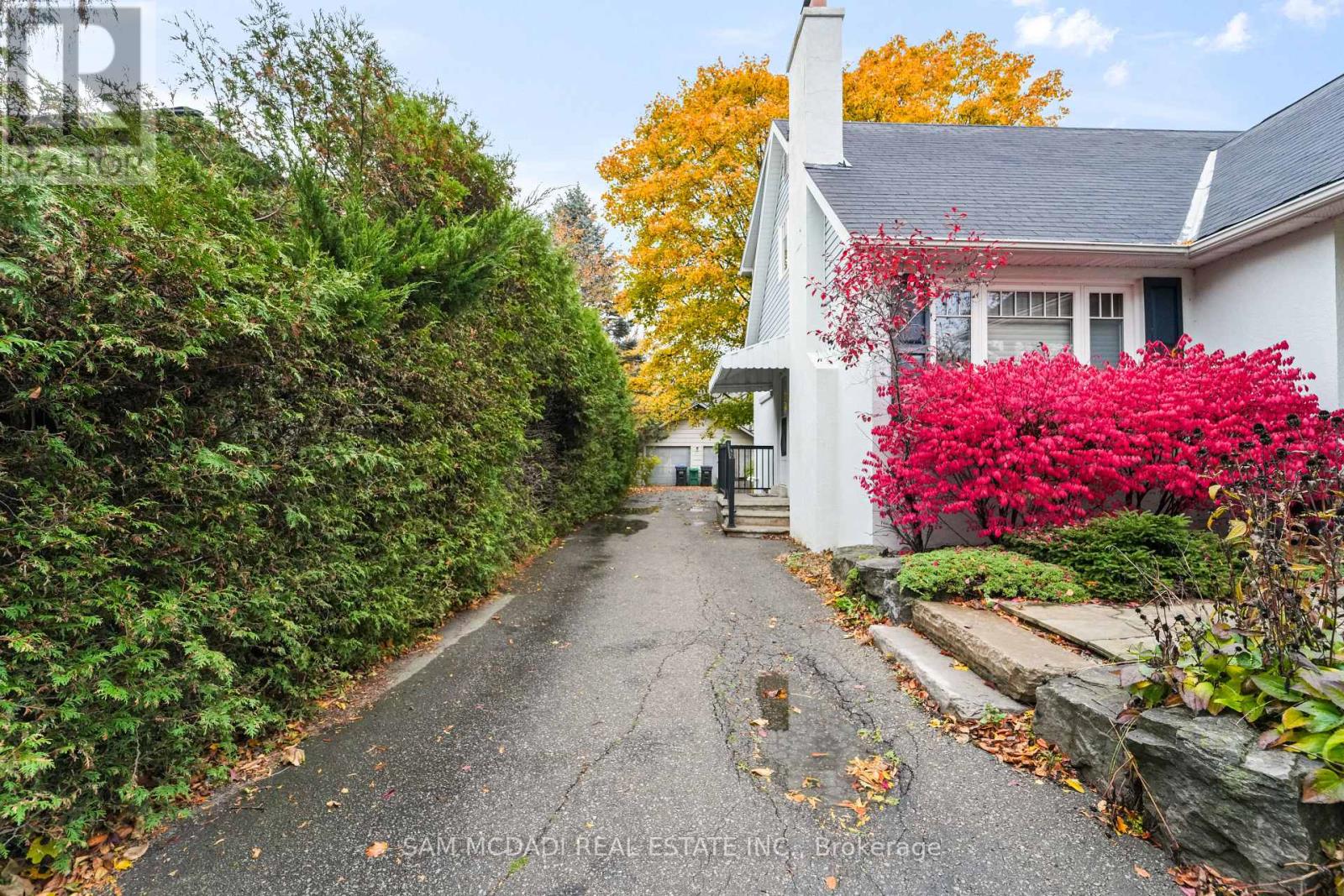 64 Wanita Road, Mississauga, Ontario  L5G 1B6 - Photo 3 - W12536524