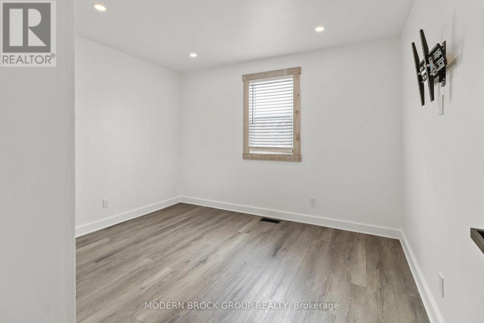 11 Main Street W, Athens, Ontario K0E 1B0 - Photo 28 - X12536826