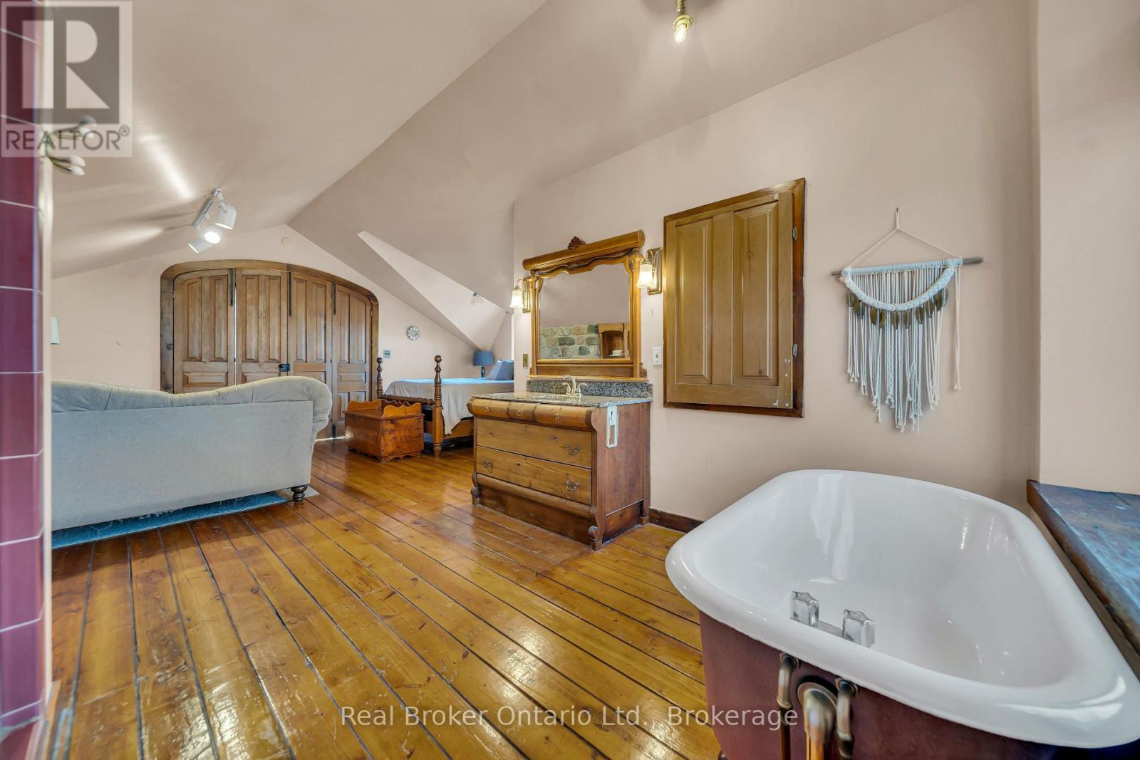 4766 Hyndman Drive, Southwest Middlesex, Ontario  N0L 1A0 - Photo 41 - X12536564