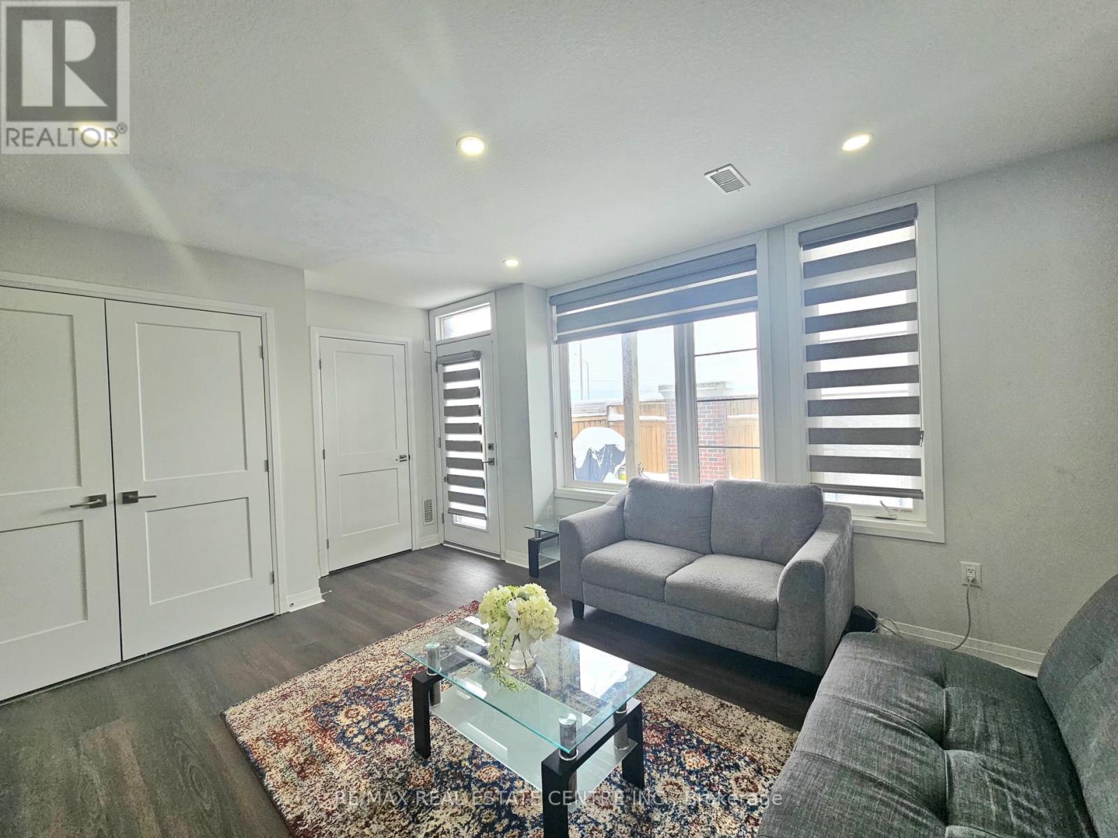 213 - 30 Times Square Boulevard S, Hamilton, Ontario  L8J 0M1 - Photo 6 - X12536446