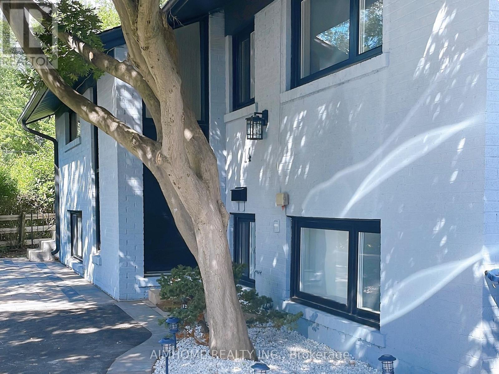 14 Sandalwood Place, Toronto, Ontario  M3B 1L6 - Photo 2 - C12536596