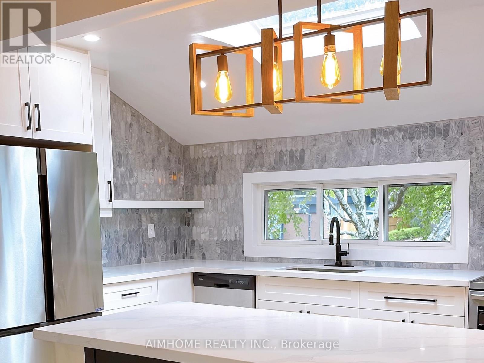 14 Sandalwood Place, Toronto, Ontario  M3B 1L6 - Photo 4 - C12536596