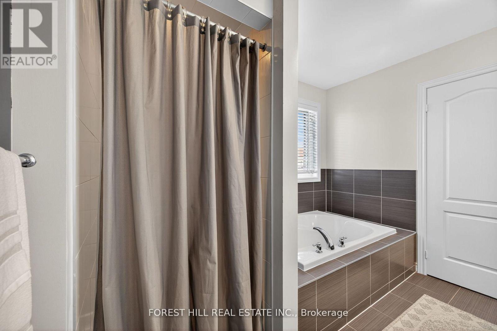 60 Sundragon Trail, Bradford West Gwillimbury, Ontario  L3Z 0H5 - Photo 19 - N12536636