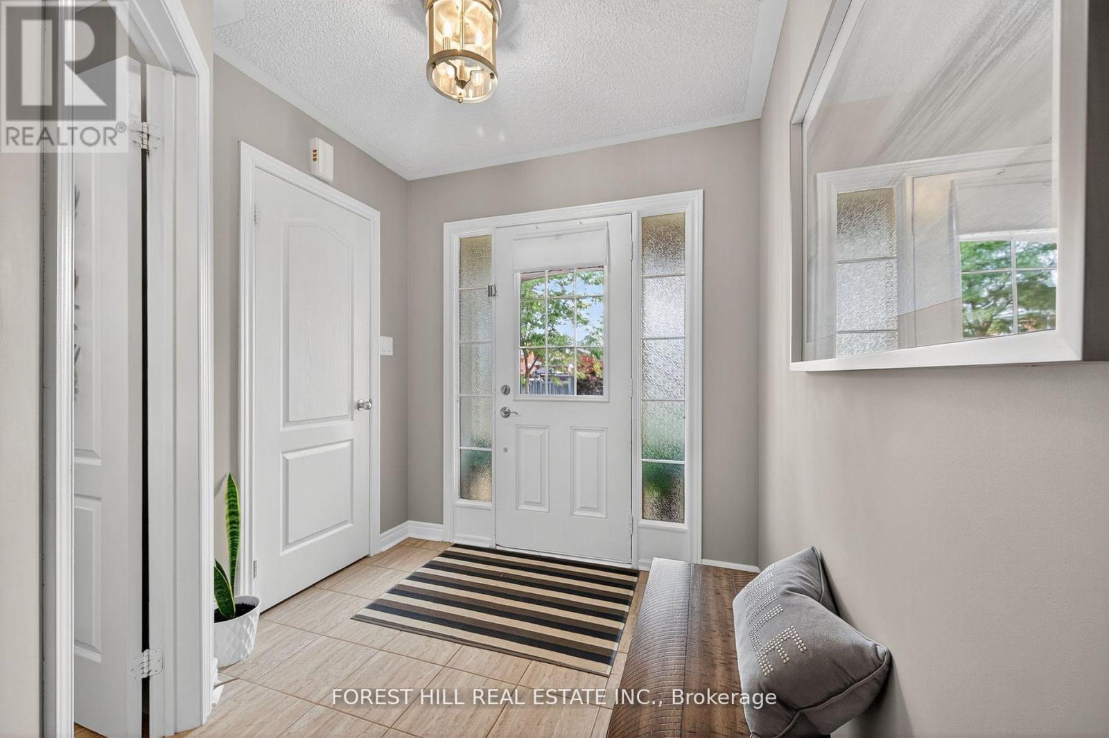 60 Sundragon Trail, Bradford West Gwillimbury, Ontario  L3Z 0H5 - Photo 3 - N12536636