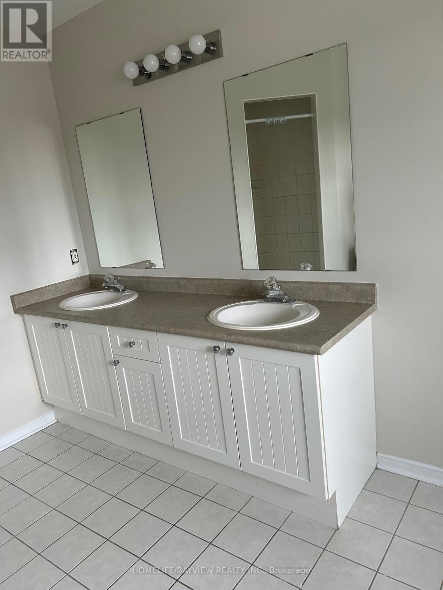 61 Clearmeadow Boulevard, Newmarket, Ontario  L3X 2M6 - Photo 12 - N12536836