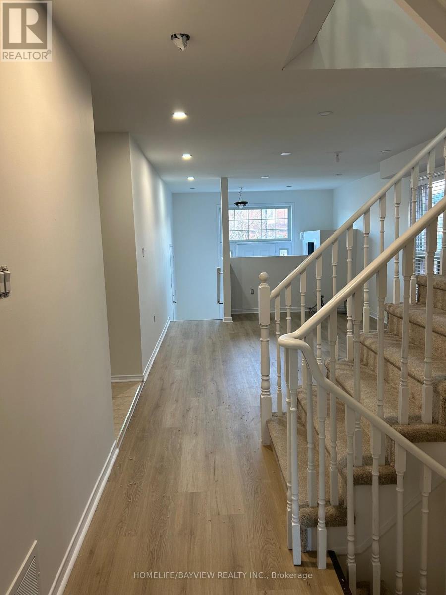 61 Clearmeadow Boulevard, Newmarket, Ontario  L3X 2M6 - Photo 2 - N12536836