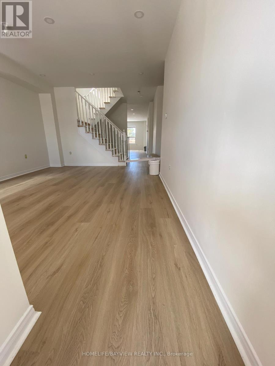 61 Clearmeadow Boulevard, Newmarket, Ontario  L3X 2M6 - Photo 3 - N12536836