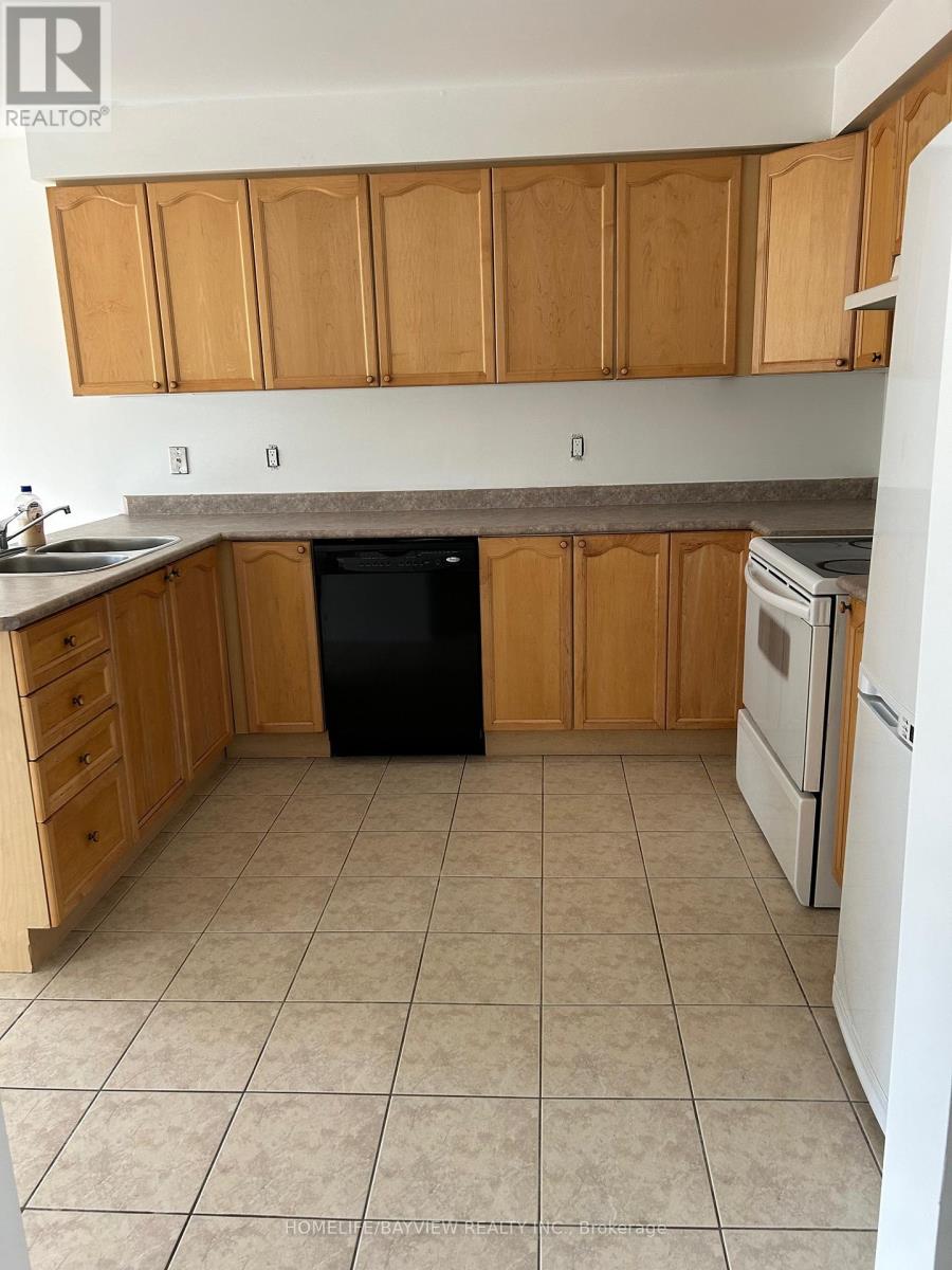 61 Clearmeadow Boulevard, Newmarket, Ontario  L3X 2M6 - Photo 5 - N12536836