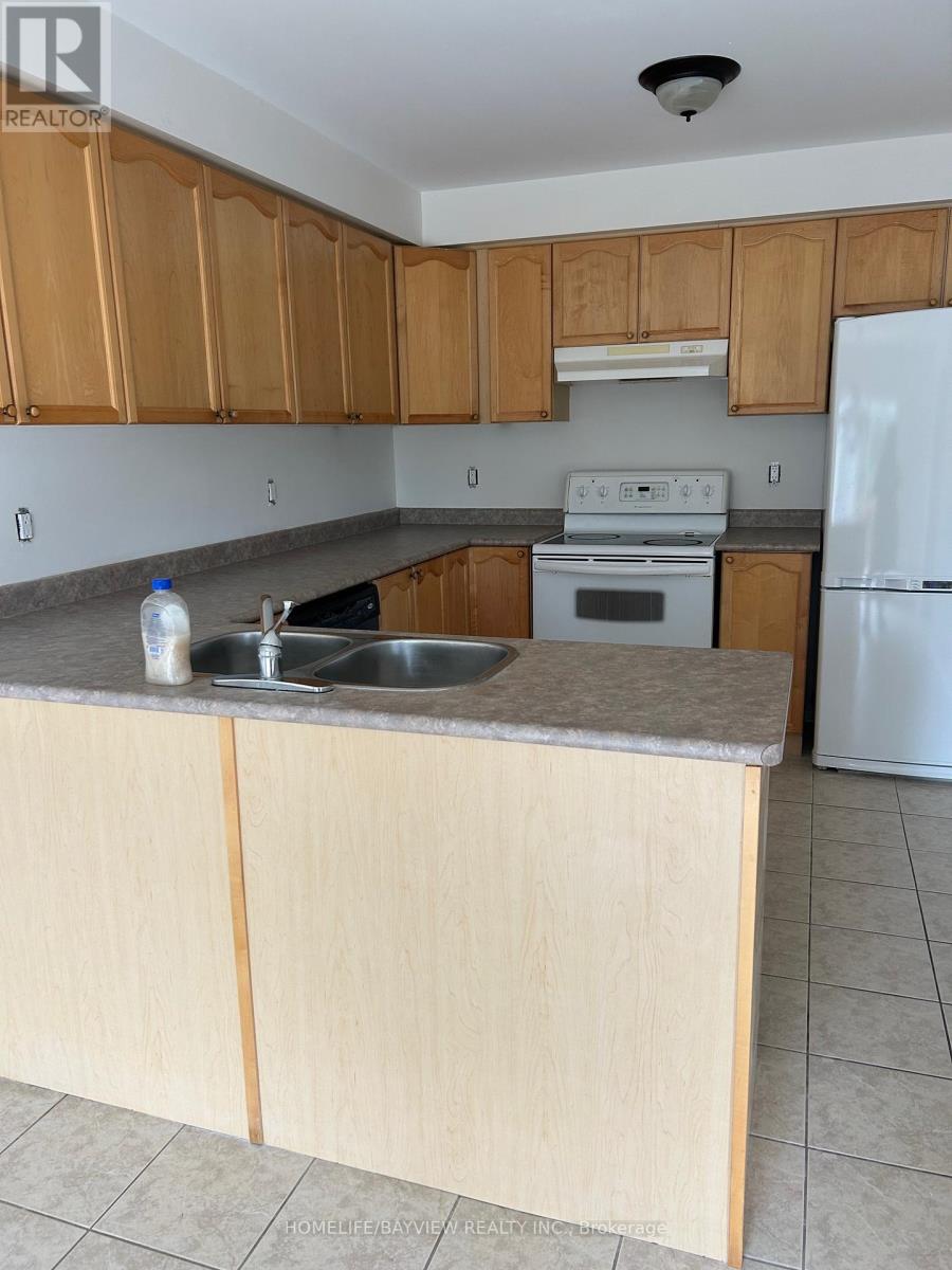 61 Clearmeadow Boulevard, Newmarket, Ontario  L3X 2M6 - Photo 6 - N12536836