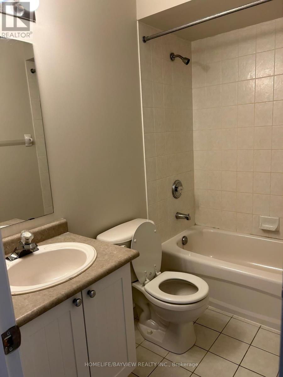 61 Clearmeadow Boulevard, Newmarket, Ontario  L3X 2M6 - Photo 9 - N12536836