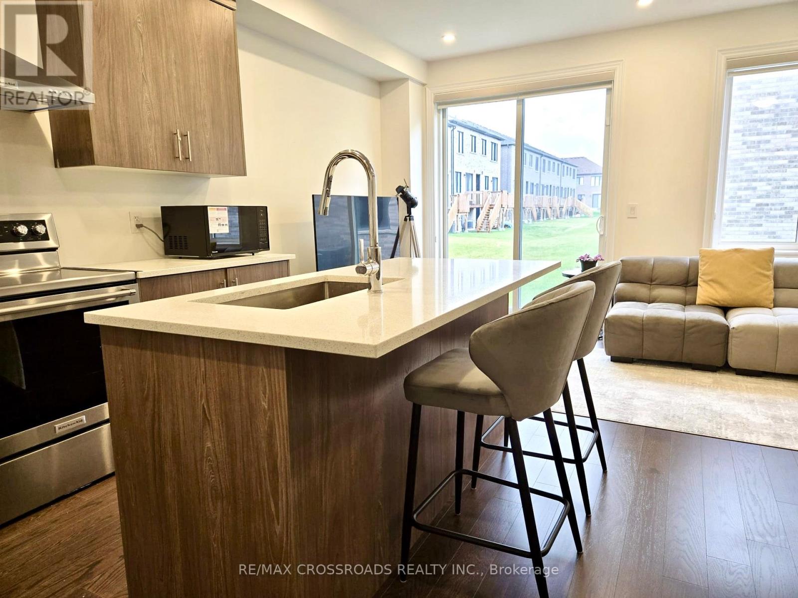 12 Schmeltzer Crescent, Richmond Hill, Ontario  L4E 1A2 - Photo 4 - N12536866