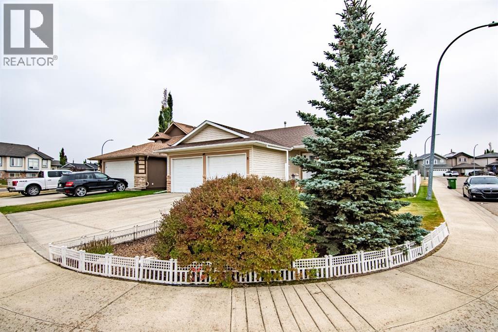 8 Oswald Close, Red Deer, Alberta  T4R 5E2 - Photo 3 - A2260856