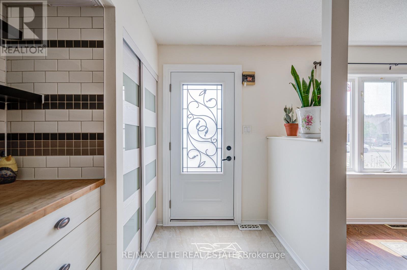 222 Country Lane, Barrie, Ontario  L4N 0W1 - Photo 3 - S12536686