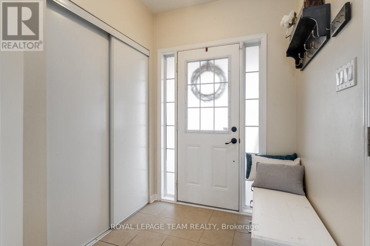 404 Heathrow Private, Ottawa, Ontario  K2S 0M9 - Photo 3 - X12536964