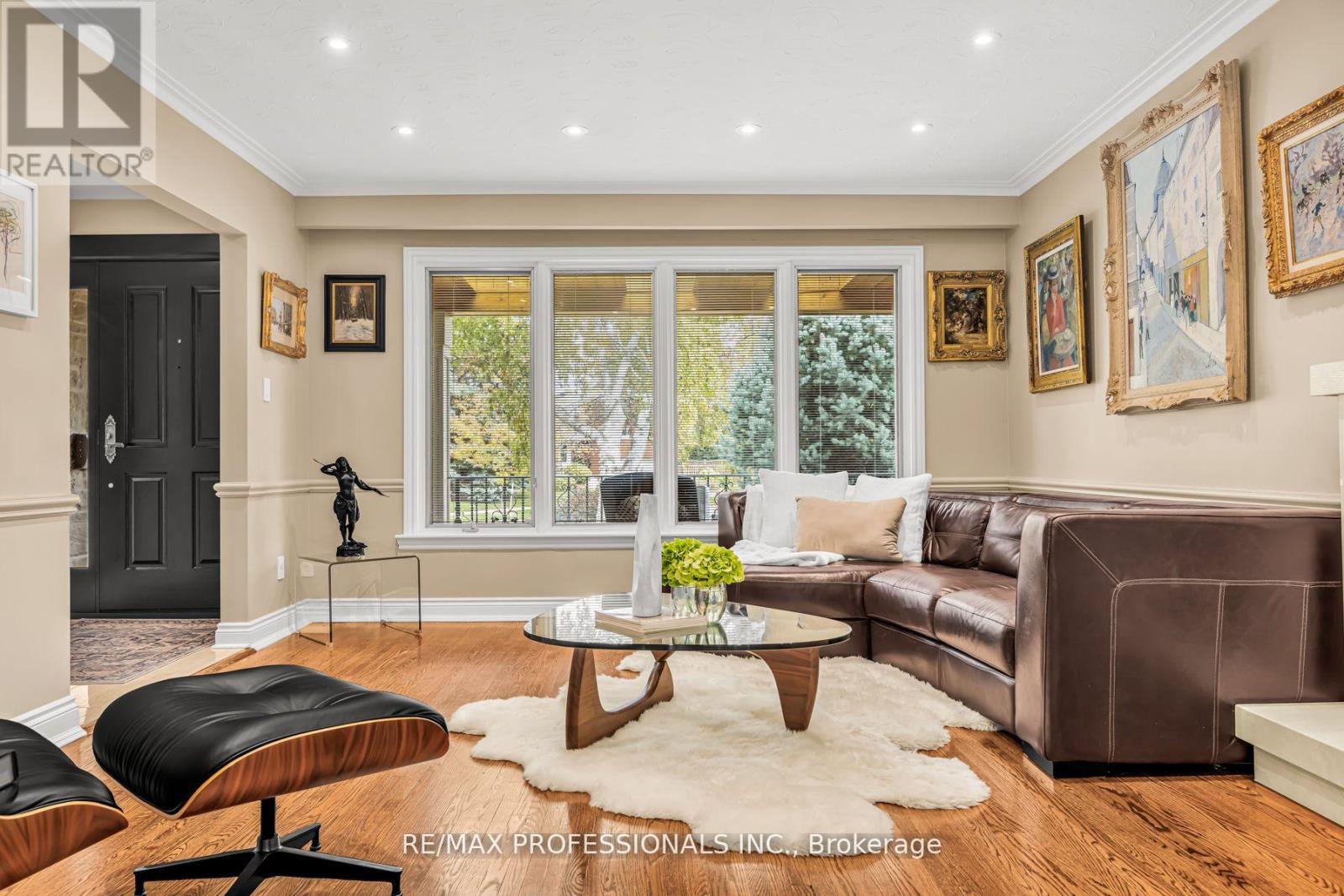 16 Woodpark Road, Toronto, Ontario  M9P 1L9 - Photo 10 - W12536668