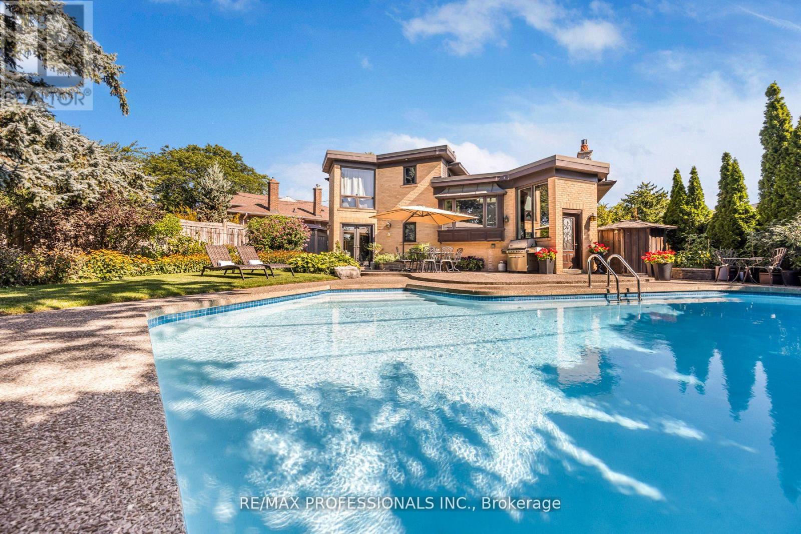 16 Woodpark Road, Toronto, Ontario  M9P 1L9 - Photo 2 - W12536668