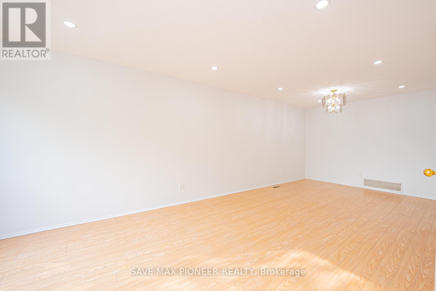 122 Centre Street N, Brampton, Ontario  L6V 2Z3 - Photo 10 - W12536710