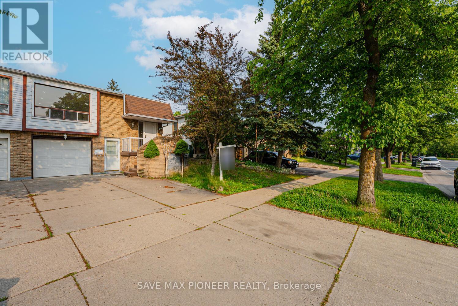 122 Centre Street N, Brampton, Ontario  L6V 2Z3 - Photo 2 - W12536710