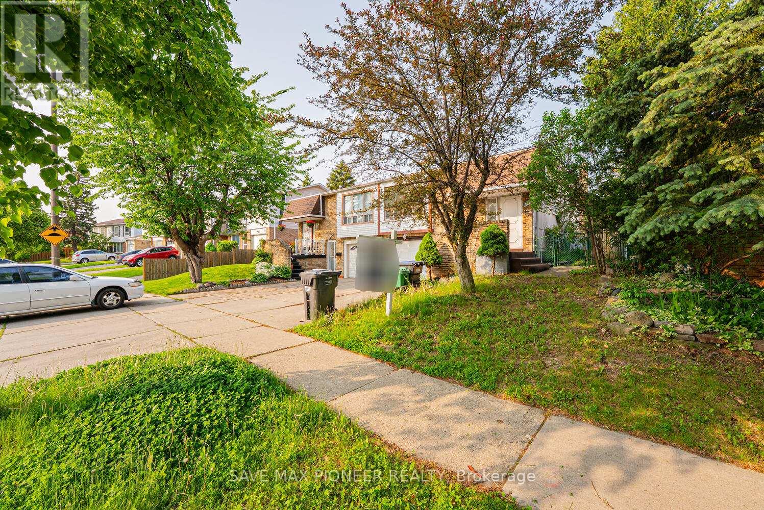 122 Centre Street N, Brampton, Ontario  L6V 2Z3 - Photo 3 - W12536710