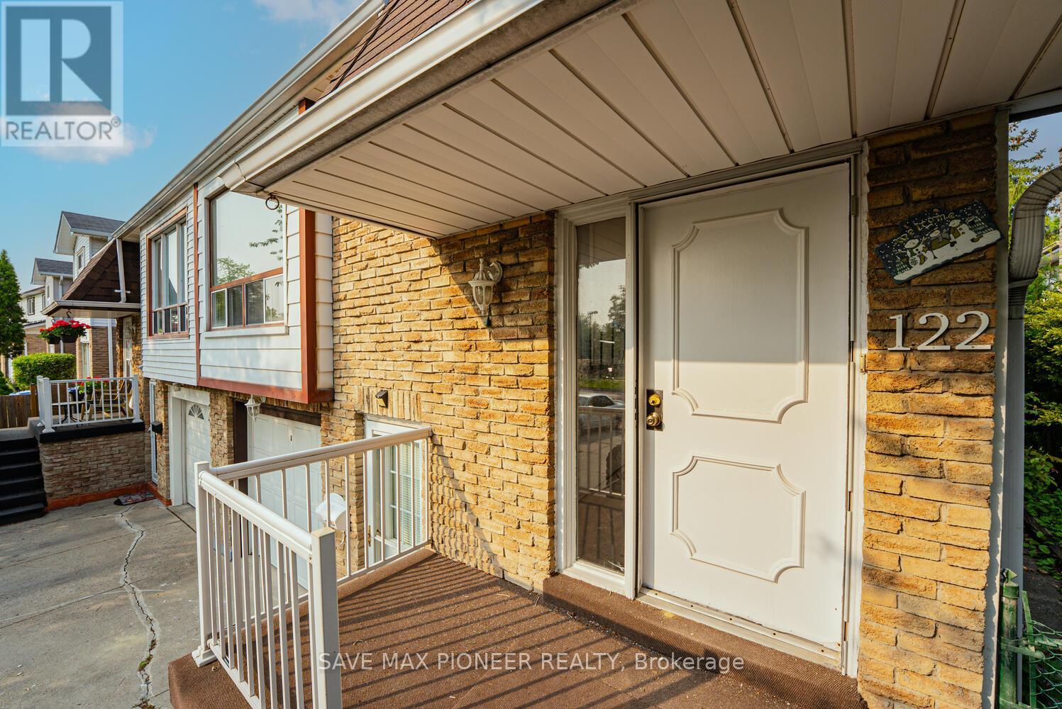 122 Centre Street N, Brampton, Ontario  L6V 2Z3 - Photo 5 - W12536710