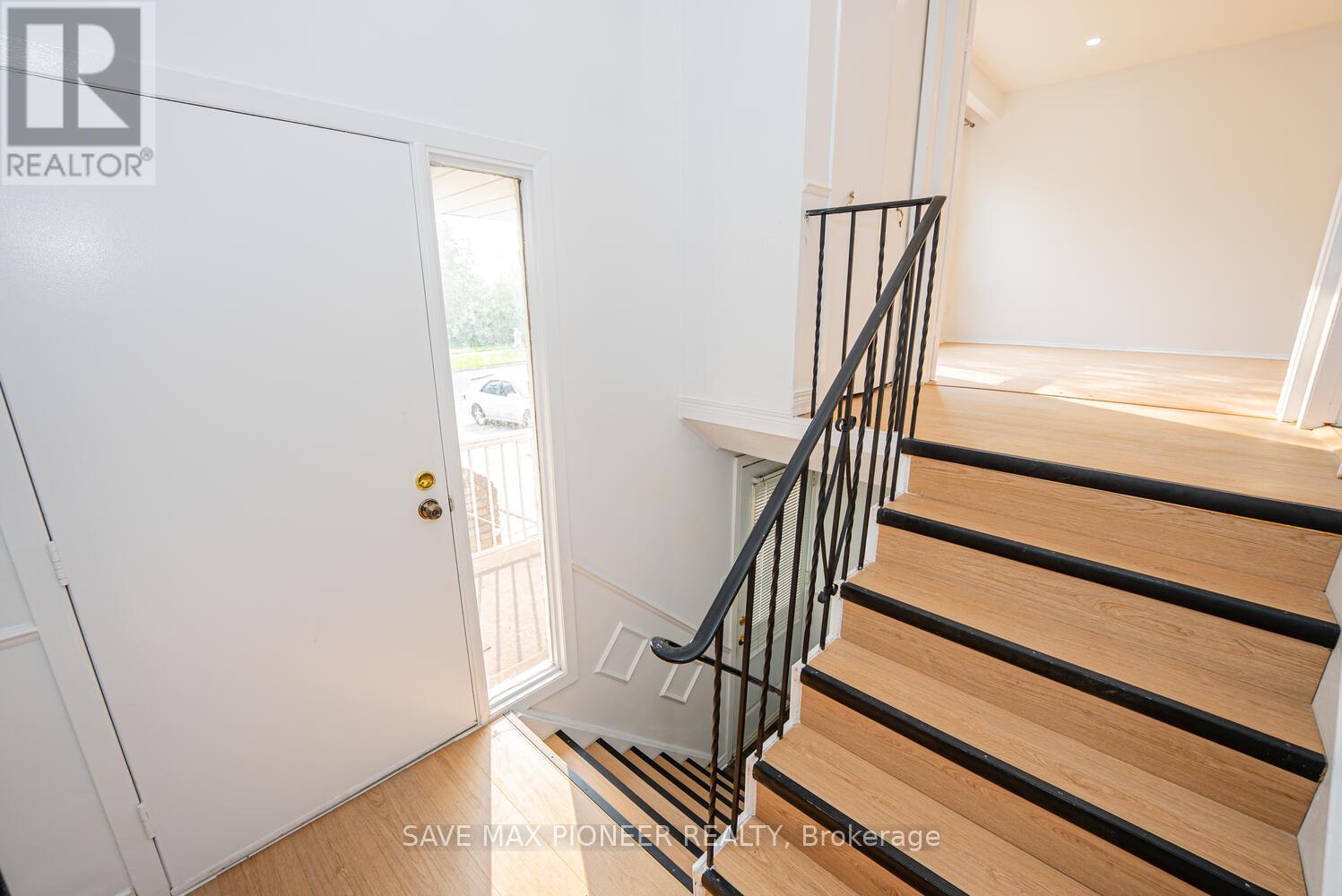 122 Centre Street N, Brampton, Ontario  L6V 2Z3 - Photo 8 - W12536710