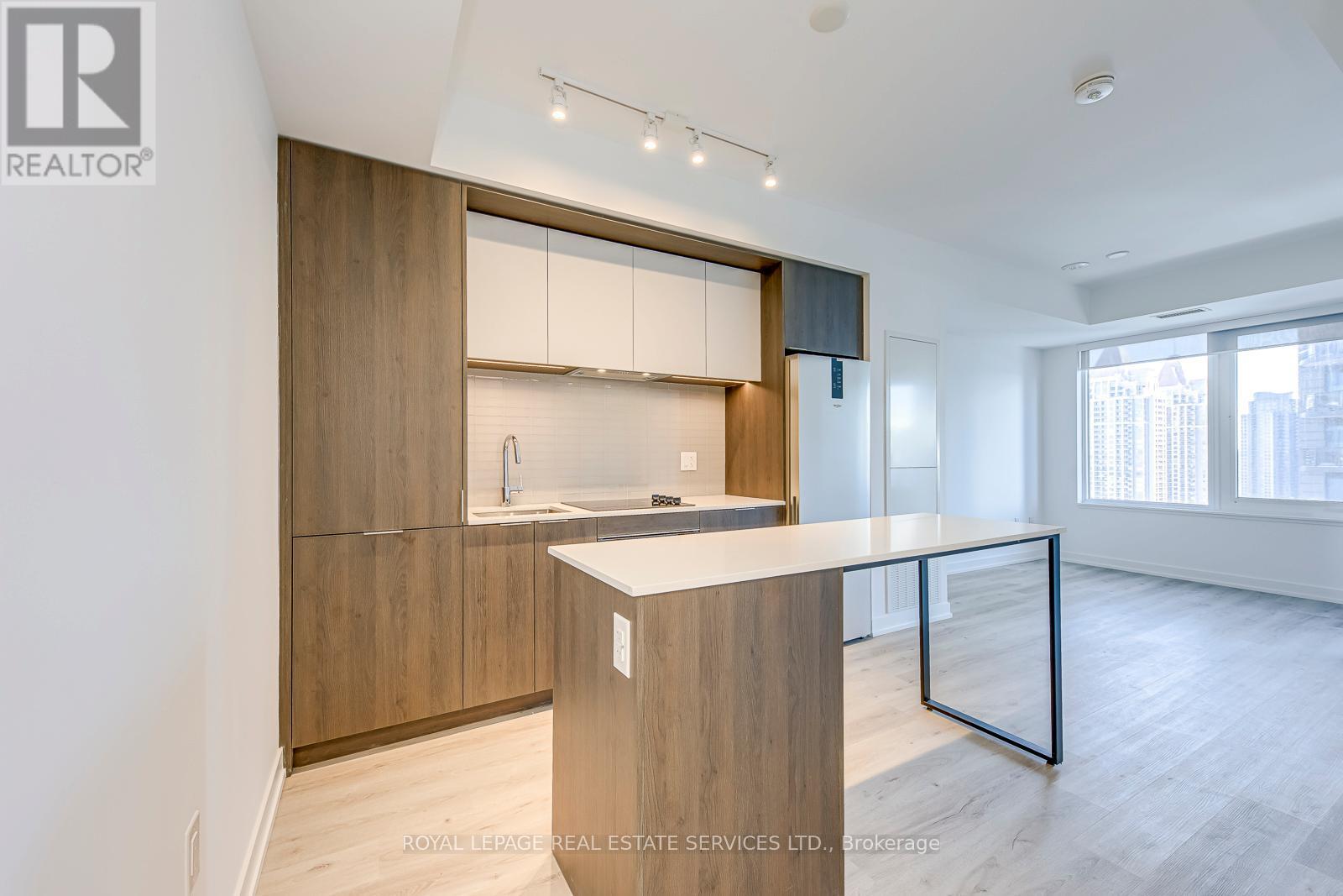 1506 - 395 Square One Drive, Mississauga, Ontario  L5B 0P6 - Photo 7 - W12536712