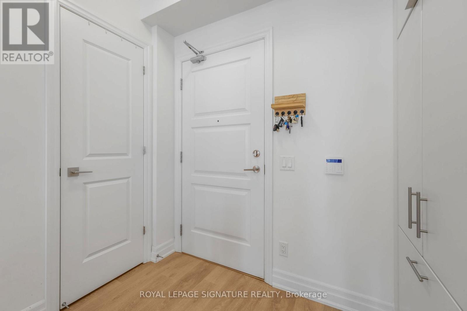 1602 - 36 Elm Drive, Mississauga, Ontario  L5B 0N3 - Photo 6 - W12536734