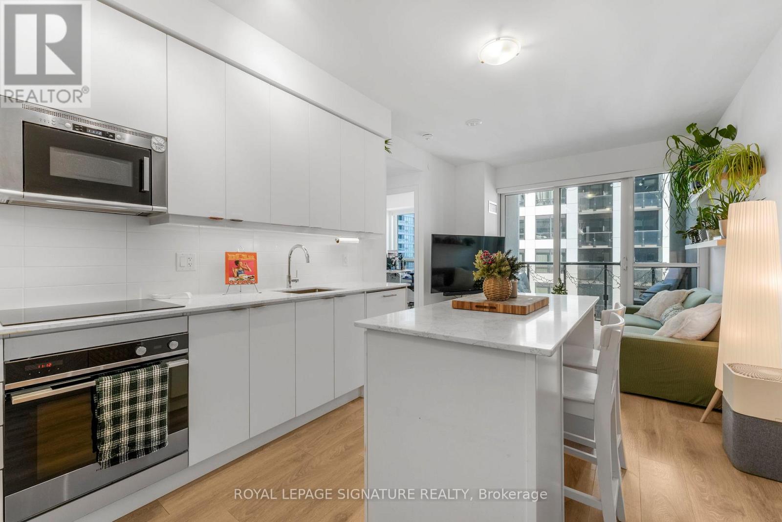 1602 - 36 Elm Drive, Mississauga, Ontario  L5B 0N3 - Photo 7 - W12536734