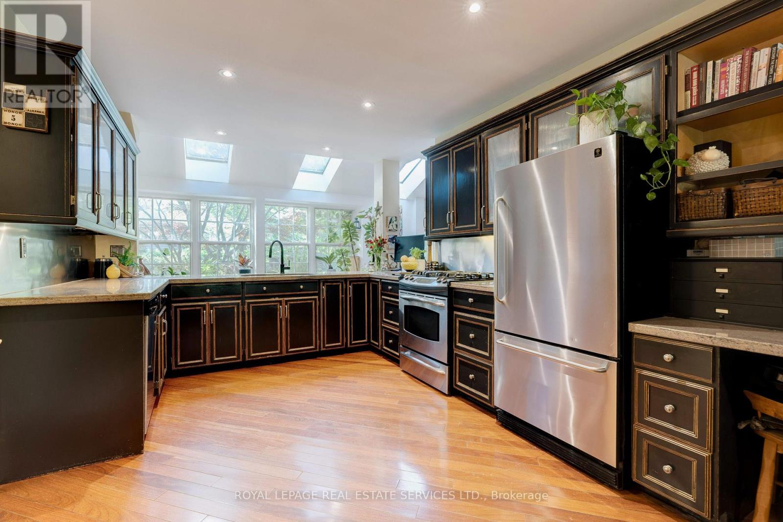 132 Sparling Court, Oakville, Ontario  L6K 2J7 - Photo 11 - W12536808