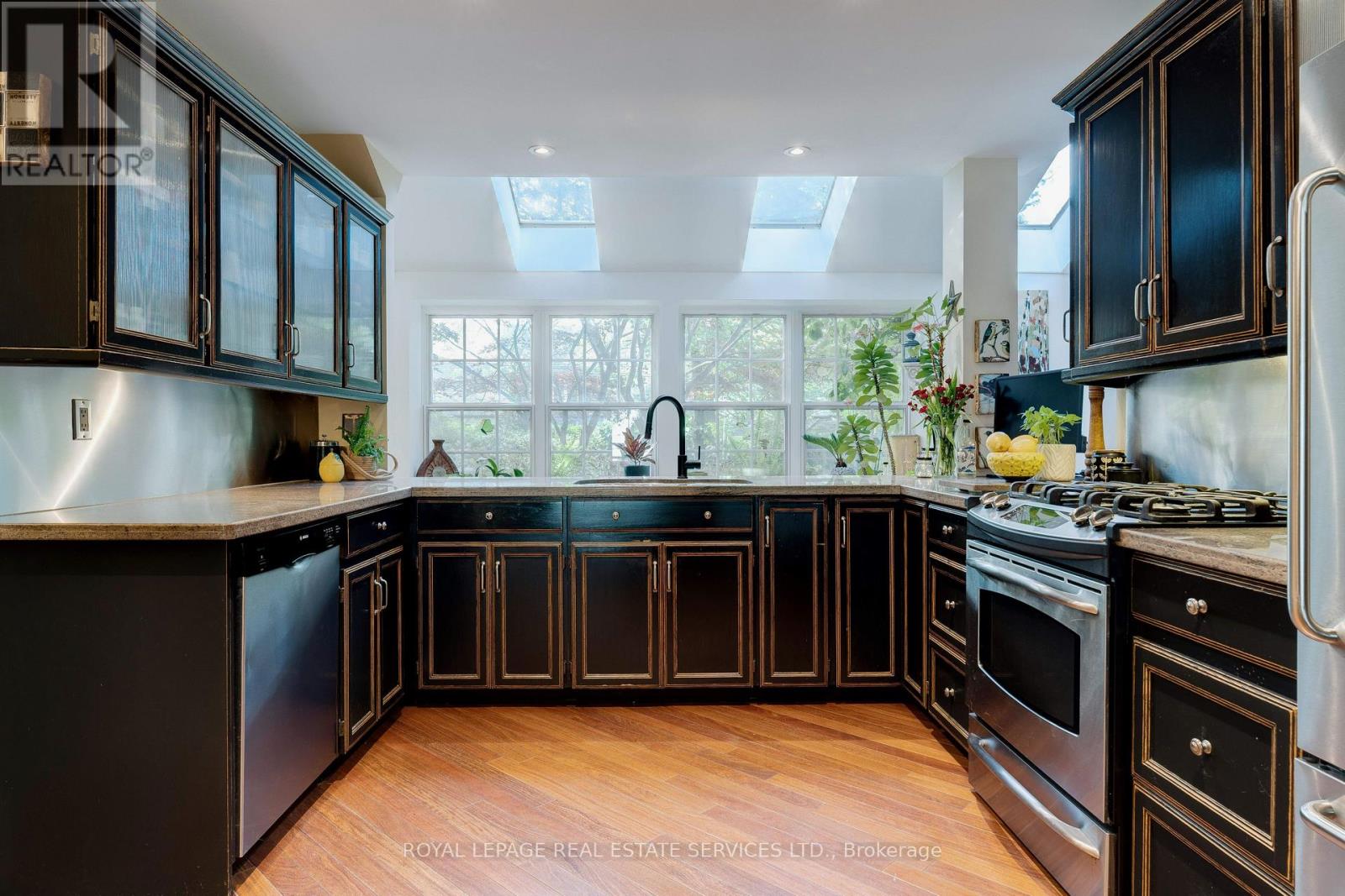 132 Sparling Court, Oakville, Ontario  L6K 2J7 - Photo 12 - W12536808