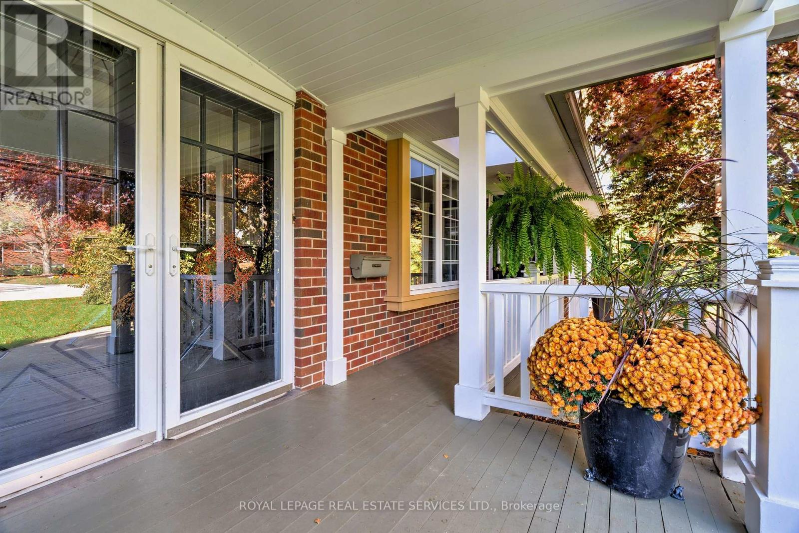 132 Sparling Court, Oakville, Ontario  L6K 2J7 - Photo 4 - W12536808