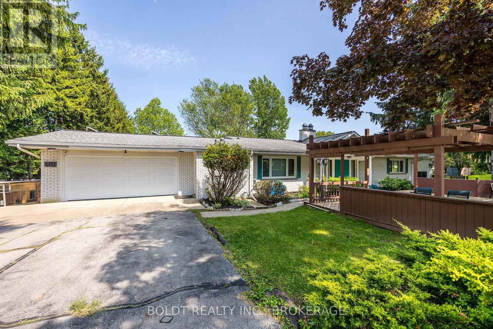 2010 Hansler Street, Pelham, Ontario L0S 1M0 - Photo 2 - X12536914