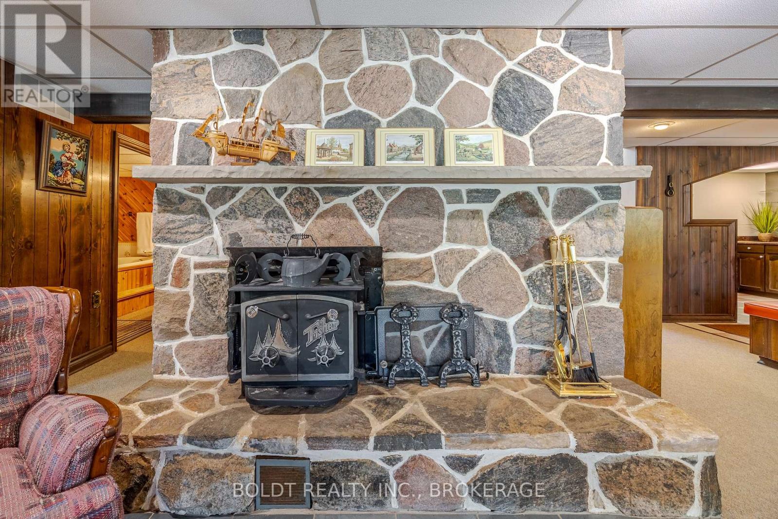 2010 Hansler Street, Pelham, Ontario L0S 1M0 - Photo 36 - X12536914