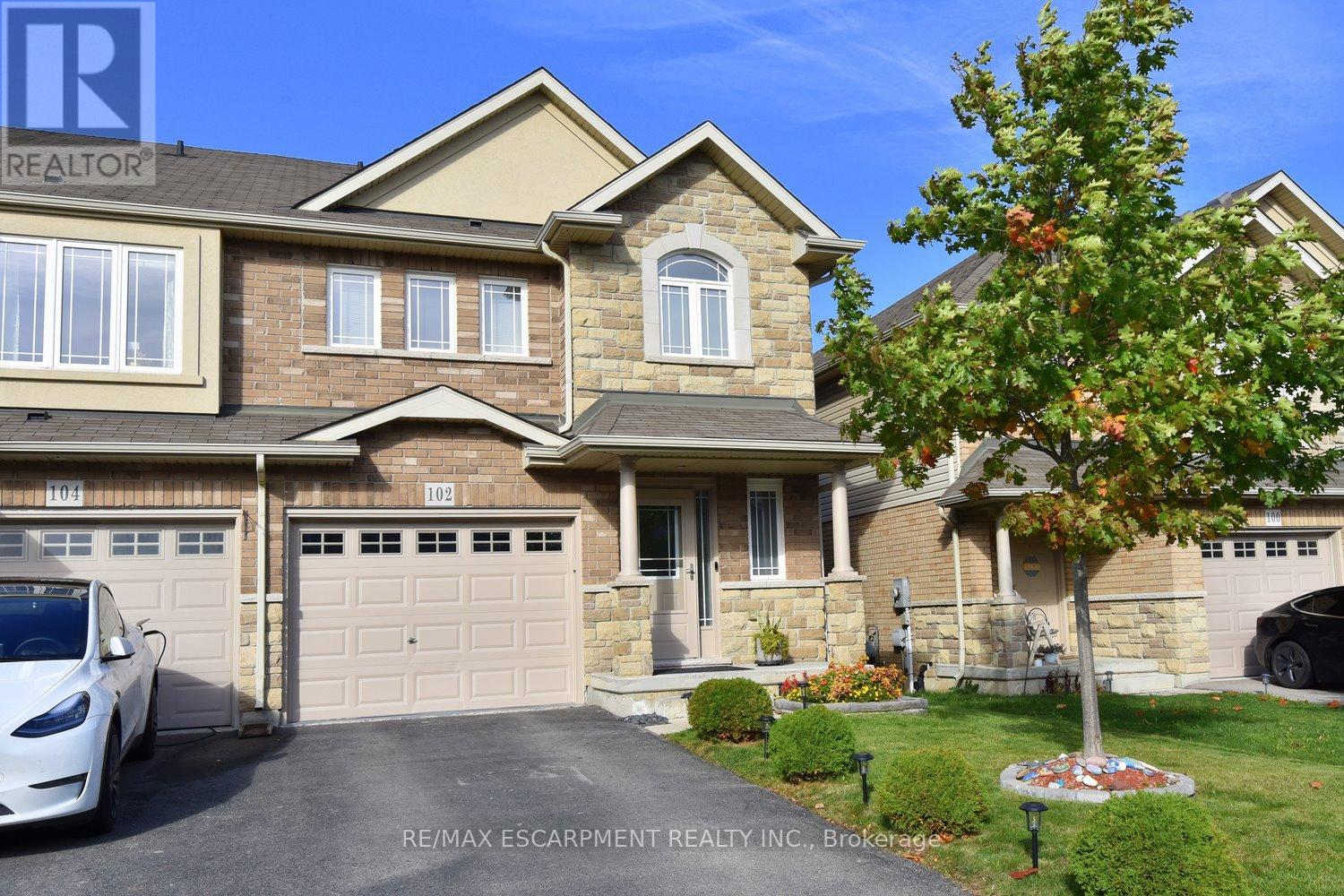 102 CELESTIAL CRESCENT, Hamilton, Ontario