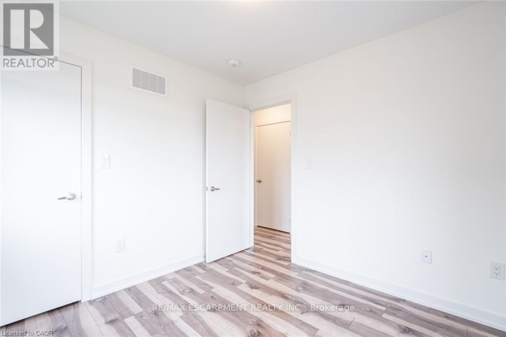 62 - 590 North Service Road, Hamilton, Ontario  L8E 5A6 - Photo 20 - X12536714