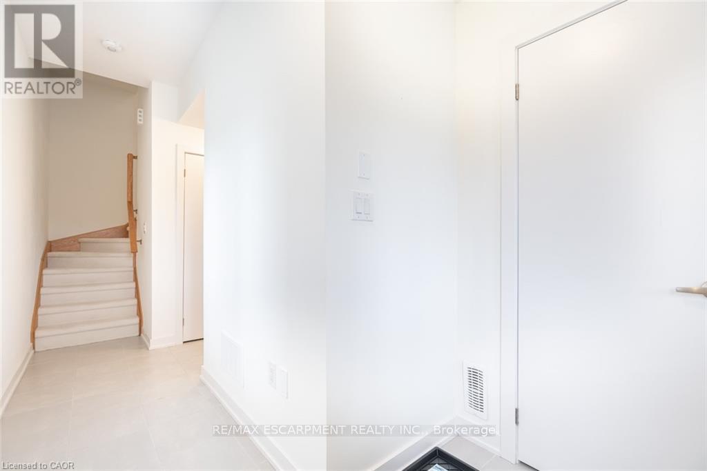 62 - 590 North Service Road, Hamilton, Ontario  L8E 5A6 - Photo 3 - X12536714