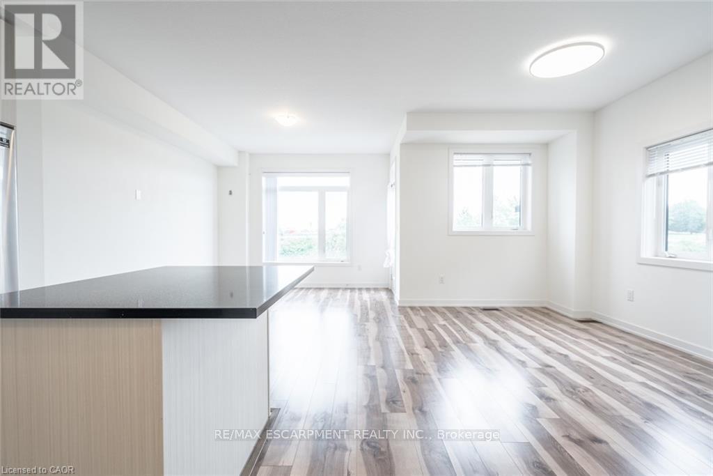 62 - 590 North Service Road, Hamilton, Ontario  L8E 5A6 - Photo 5 - X12536714