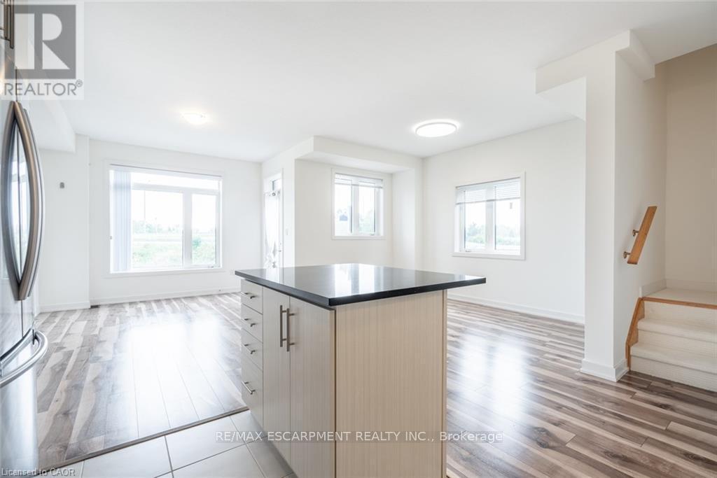 62 - 590 North Service Road, Hamilton, Ontario  L8E 5A6 - Photo 8 - X12536714