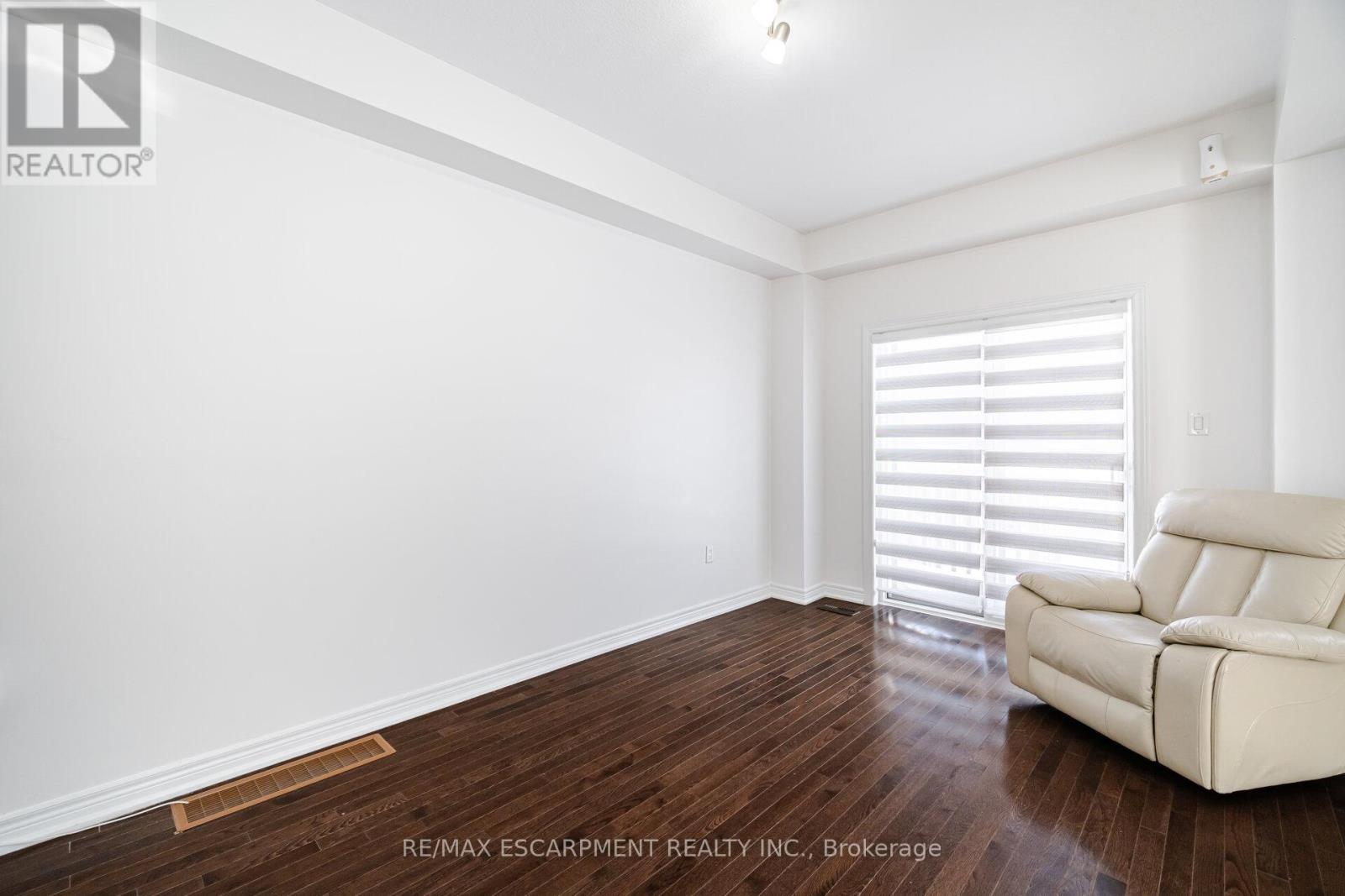 136 Westbank Trail, Hamilton, Ontario  L8J 1R5 - Photo 12 - X12536822