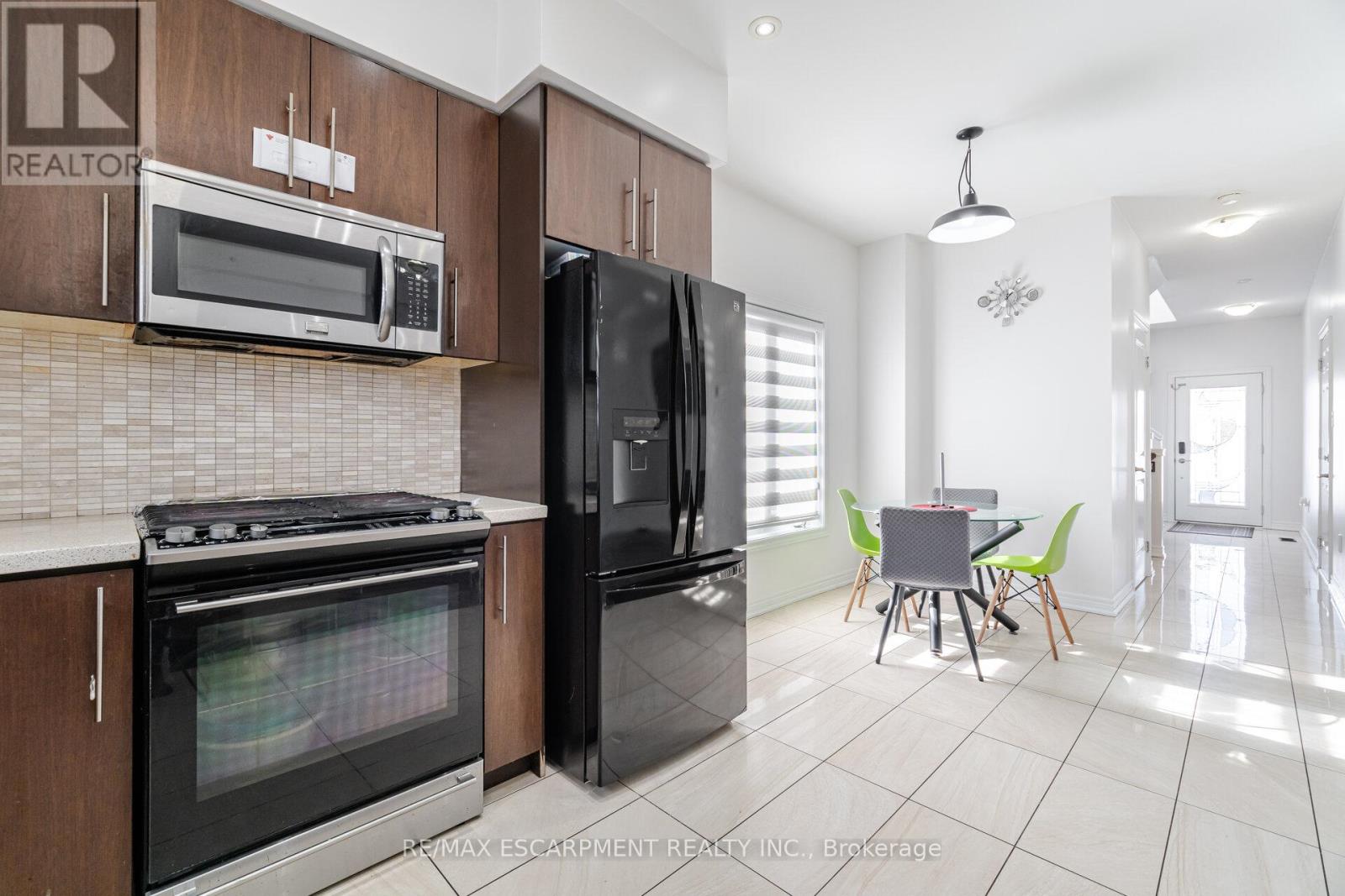 136 Westbank Trail, Hamilton, Ontario  L8J 1R5 - Photo 7 - X12536822