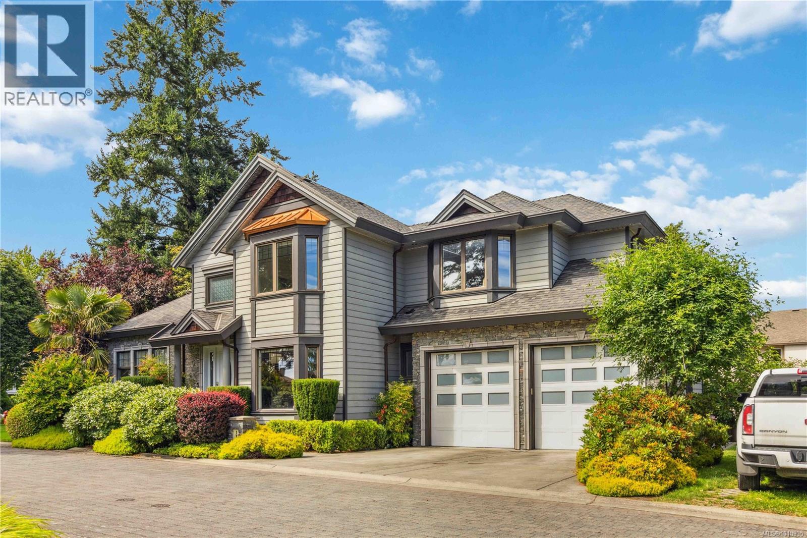 1702 De Sousa Pl, Saanich, British Columbia