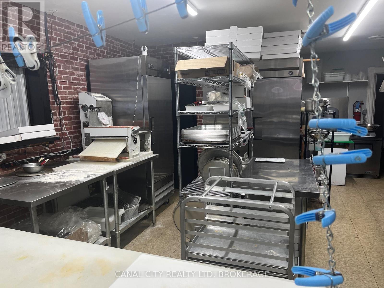 32 Front Street N, Thorold, Ontario  L2V 1X5 - Photo 17 - X12522506